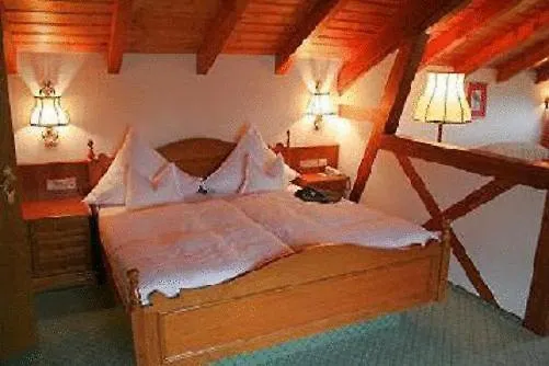 Zur Krone 3* אואגן